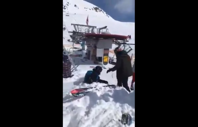 Авария на горнолыжном курорте в Грузии: людям пришлось спрыгивать с подъемника