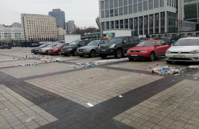 Киевлян возмутили горы мусора возле НСК «Олимпийский»