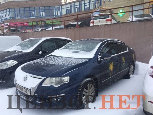 В Киеве автомобили российских дипломатов украсили трезубцами