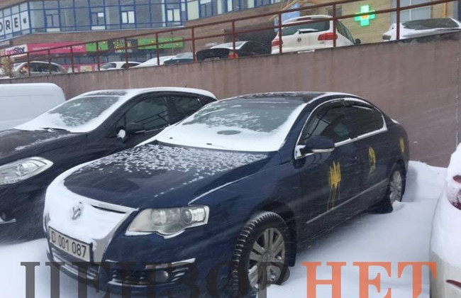 В Киеве автомобили российских дипломатов украсили трезубцами