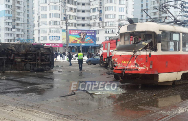 В Киеве в трамвай влетела фура, опубликованы фото