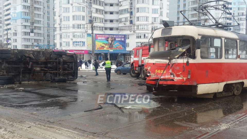 В Киеве в трамвай влетела фура, опубликованы фото