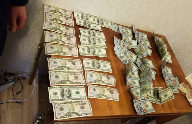 Чиновники столичной таможни попались на крупной взятке