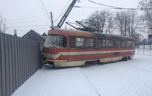 ДТП в Запорожье: трамвай въехал в столб, опубликованы фото