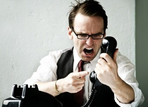 Женщина обнародовала страшные угрозы коллекторов, которые обещают отрубить ребенку руку