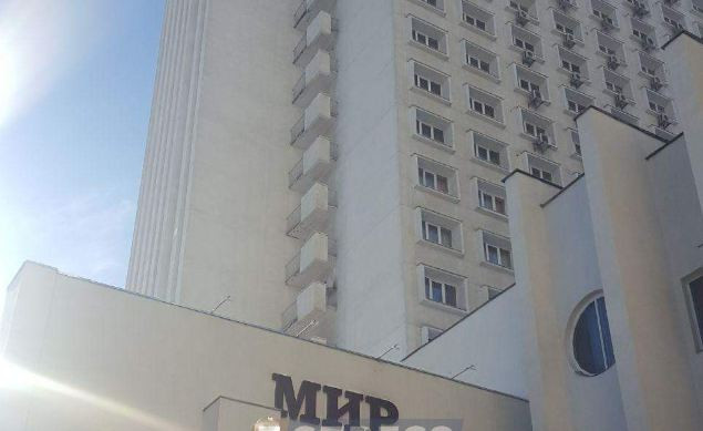 Мужчина выпал из окна гостиницы в Киеве: части тела разбросало в разные стороны