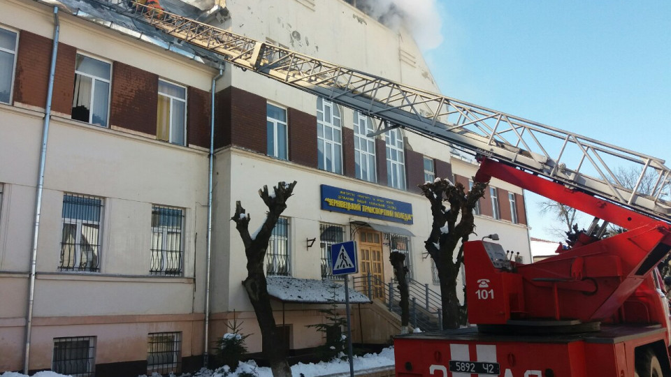 В Черновцах произошел масштабный пожар в колледже, опубликованы фото