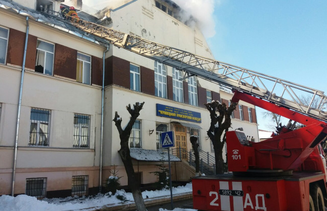 В Черновцах произошел масштабный пожар в колледже, опубликованы фото