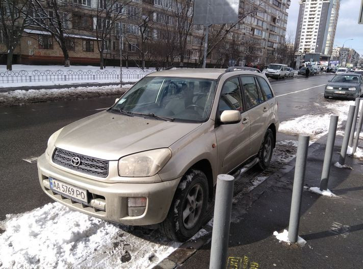 Украинцев разозлил «герой парковки» на пешеходном переходе