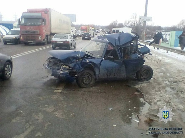 В Харькове грузовик разбил шесть автомобилей