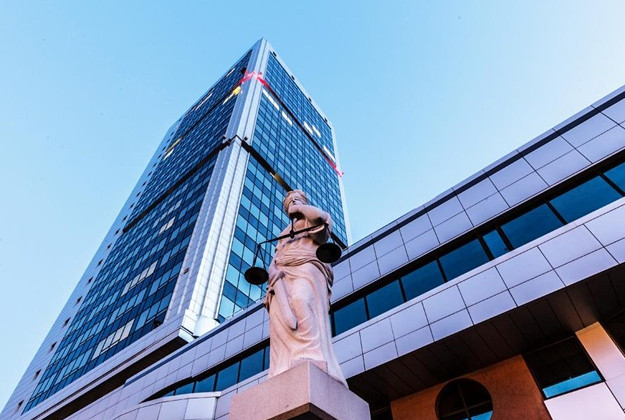 Убийство человека на остановке: суд оставил под стражей подозреваемого военнослужащего