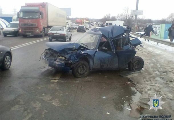 В Харькове грузовик разбил шесть автомобилей