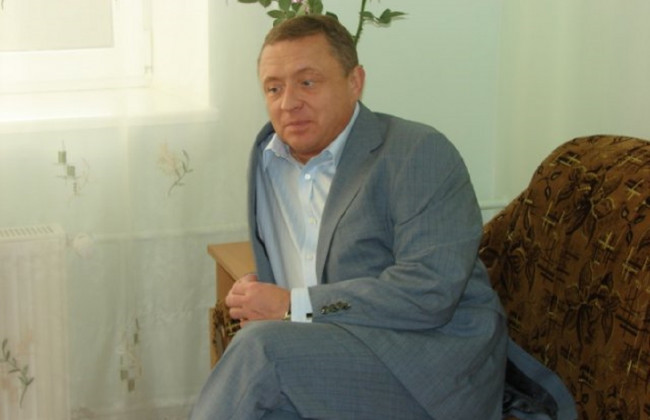 400 миллионов наличными и вилла в Греции: украинцам показали жизнь помощника депутата