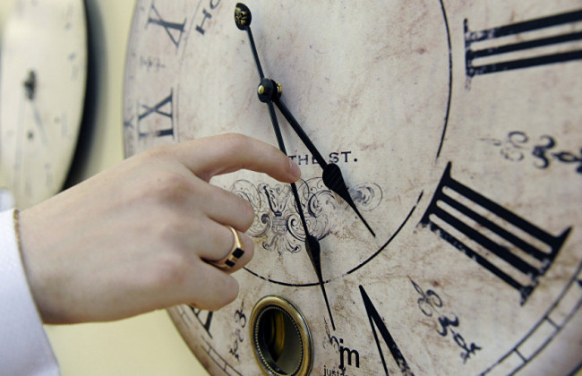 Порошенко попросили отменить перевод часов