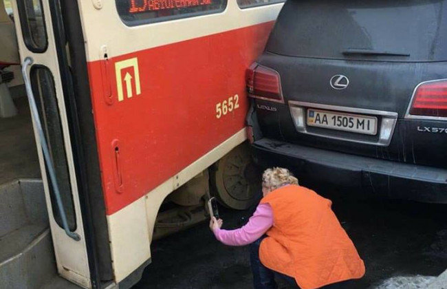 Трамвай в Киеве сошел с рельс и врезался в Lexus