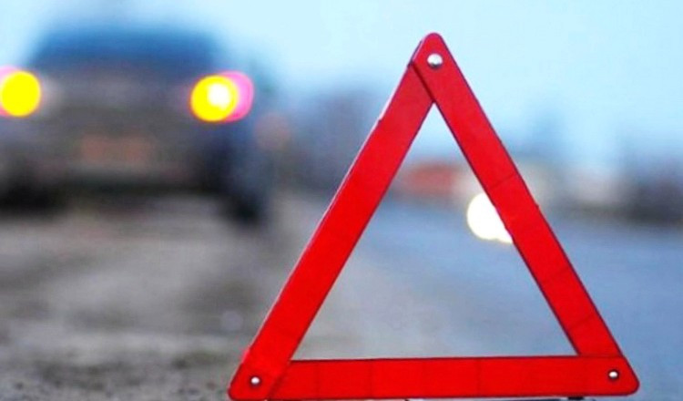 ДТП в Киеве: автомобиль на скорости вылетел с дороги