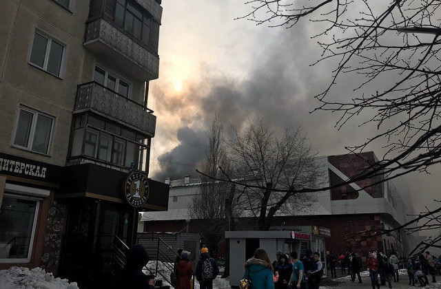 Люди прыгали из окон: появились видео страшного пожара в торговом комплексе в России