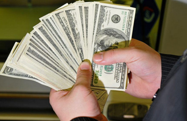 Чиновника из Кабмина задержали на взятке в первый день работы