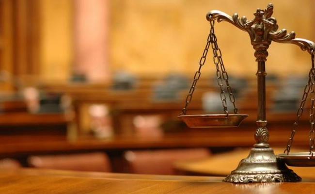 Печать на удостоверении судьи стала причиной срыва судебного заседания