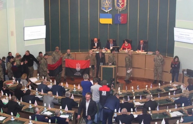 Красно-черный флаг: в Хмельницкой области приняли неожиданное решение