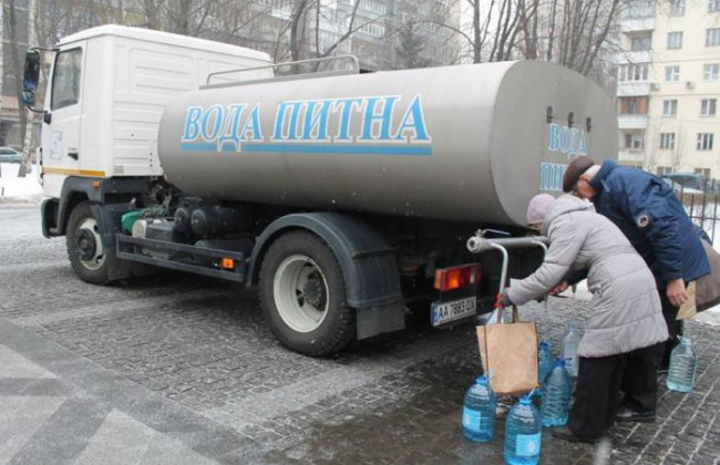 Из-за отключения воды в Киеве организуют подъезд автоцистерн: адреса