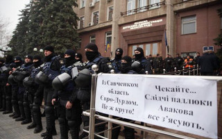 В Николаевский облсовет ворвались активисты и требуют отставки губернатора
