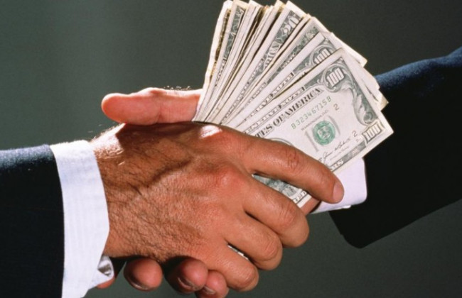 Депутат и замглавы прокуратуры погорели на миллионной взятке