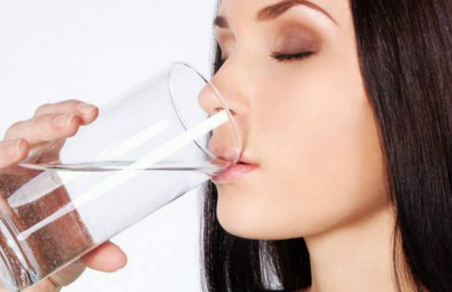 Надо ли запивать еду: медики объяснили