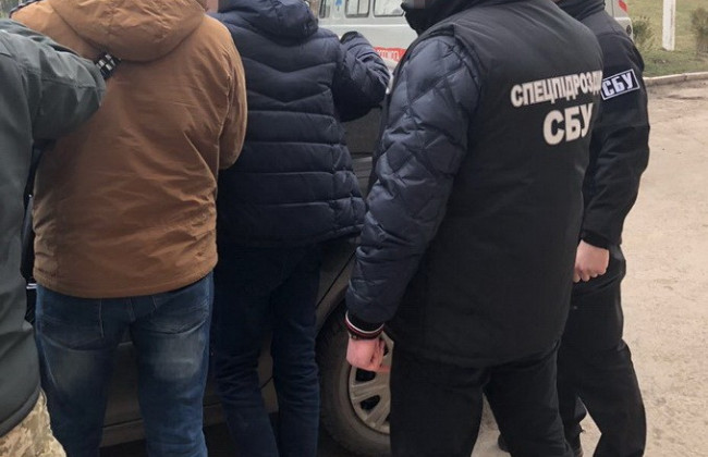 Силовики поймали на взятке секретаря суда, опубликованы фото