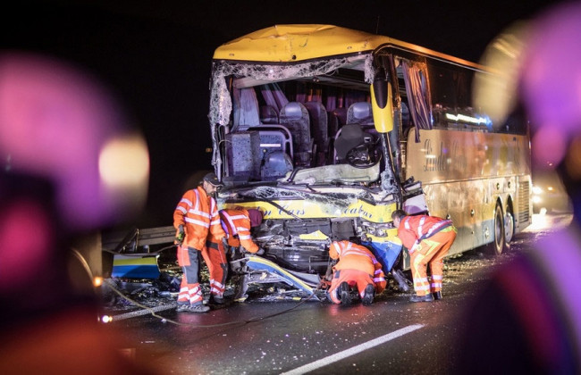 Автобус с туристами столкнулся с тяжеловесом: есть погибшие и раненые