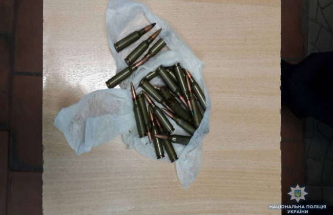 Парень в Киеве перевозил патроны к автомату, опубликованы фото