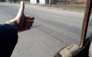 Разваливается на части: в Кропивницком в маршрутке на ходу выпало окно