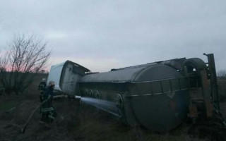 Бензовоз с топливом перевернулся в Запорожской области