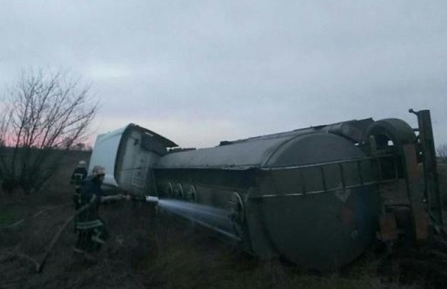 Бензовоз с топливом перевернулся в Запорожской области