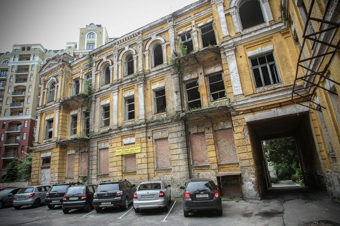 «Испугал громкий шум»: в центре Киева обрушилась стена
