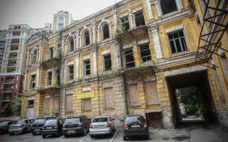 «Испугал громкий шум»: в центре Киева обрушилась стена
