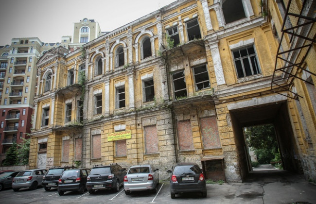 «Испугал громкий шум»: в центре Киева обрушилась стена