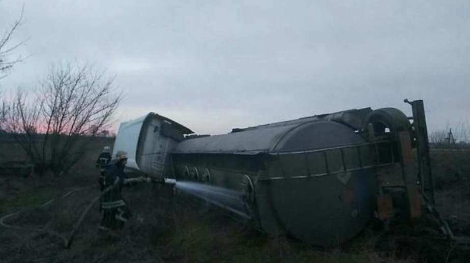 Бензовоз с топливом перевернулся в Запорожской области