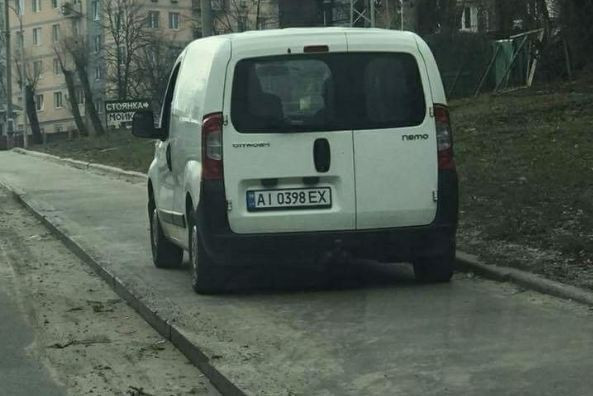 В столице водитель заехал на тротуар и избил пешехода