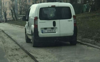 В столице водитель заехал на тротуар и избил пешехода