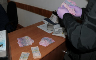 На крупной взятке погорел подполковник полиции, опубликовано видео