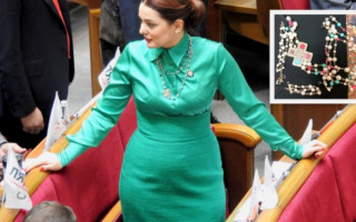 Украинцев поразила депутат в ожерелье от Chanel стоимостью $3 тысячи
