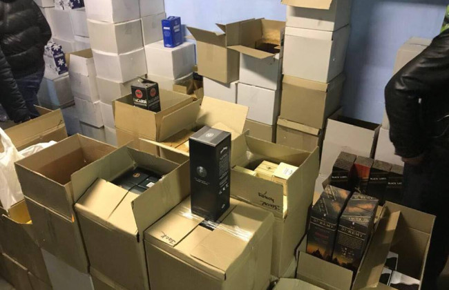 Десять тысяч литров водки: в Киеве продавали поддельный «элитный» алкоголь