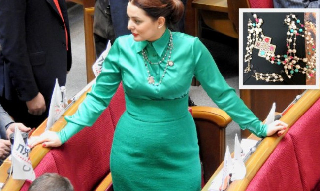 Украинцев поразила депутат в ожерелье от Chanel стоимостью $3 тысячи