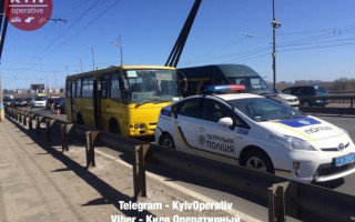 В Киеве патрульный автомобиль пострадал от маршрутки