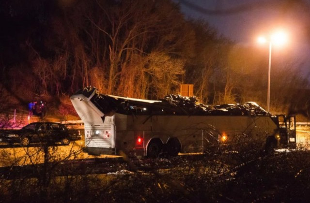 В США школьный автобус врезался в эстакаду, пострадали десятки детей