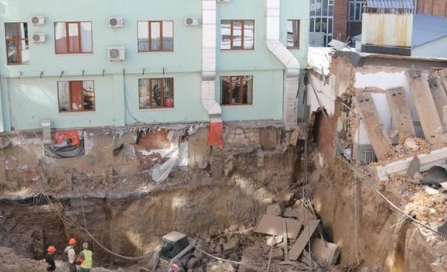 В Виннице произошел обвал на стройке, под завалами оказались люди