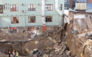 В Виннице произошел обвал на стройке, под завалами оказались люди
