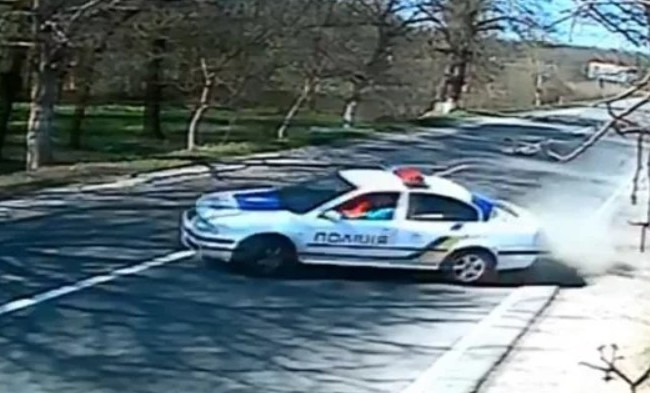 Несостоявшиеся гонщики: полицейские разбили патрульный автомобиль