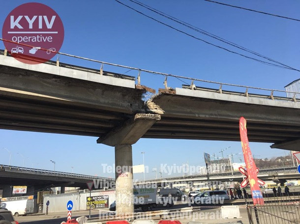 В Киеве на Выдубичах частично обвалился мост